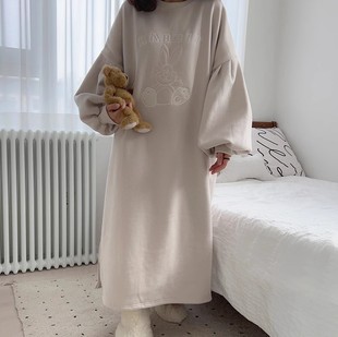 现韩国2024秋冬女士加绒棉兔子刺绣宽松慵懒风长款连衣裙米色过膝