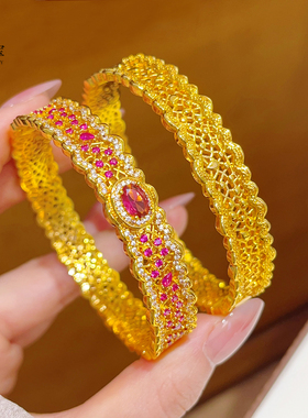 女沙金镂空红宝云窗彩熠卡扣手镯