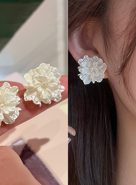 白色冰裂纹山茶花耳钉女轻奢高级感花朵气质耳环小众设计森系耳饰