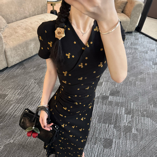 高级感法式碎花元素V字领收腰显瘦连衣裙夏季轻奢设计修身包臀裙