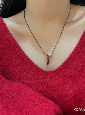 高级感复古红色吊坠项链女轻奢小众锁骨链简约毛衣链冬2025年新款