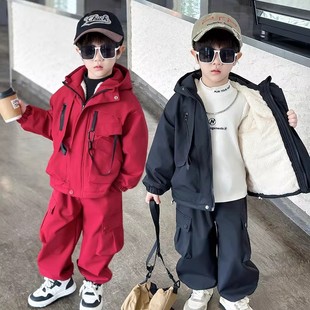NEXT JANSO童装男童加绒工装套装2026新款冲锋衣外套裤子痞帅冬装