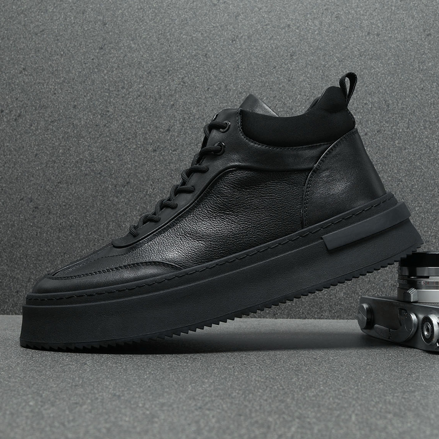 高帮男鞋2025年冬季新款真皮男士休闲鞋厚底头层牛皮中帮板鞋男款