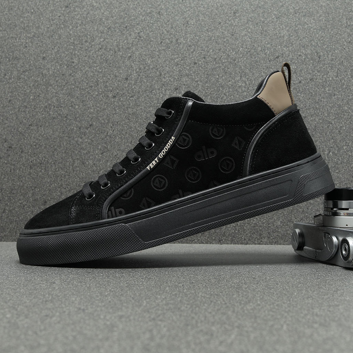 冬季男鞋2025新款高帮鞋男款翻毛皮休闲鞋厚底牛反绒鞋子男磨砂皮