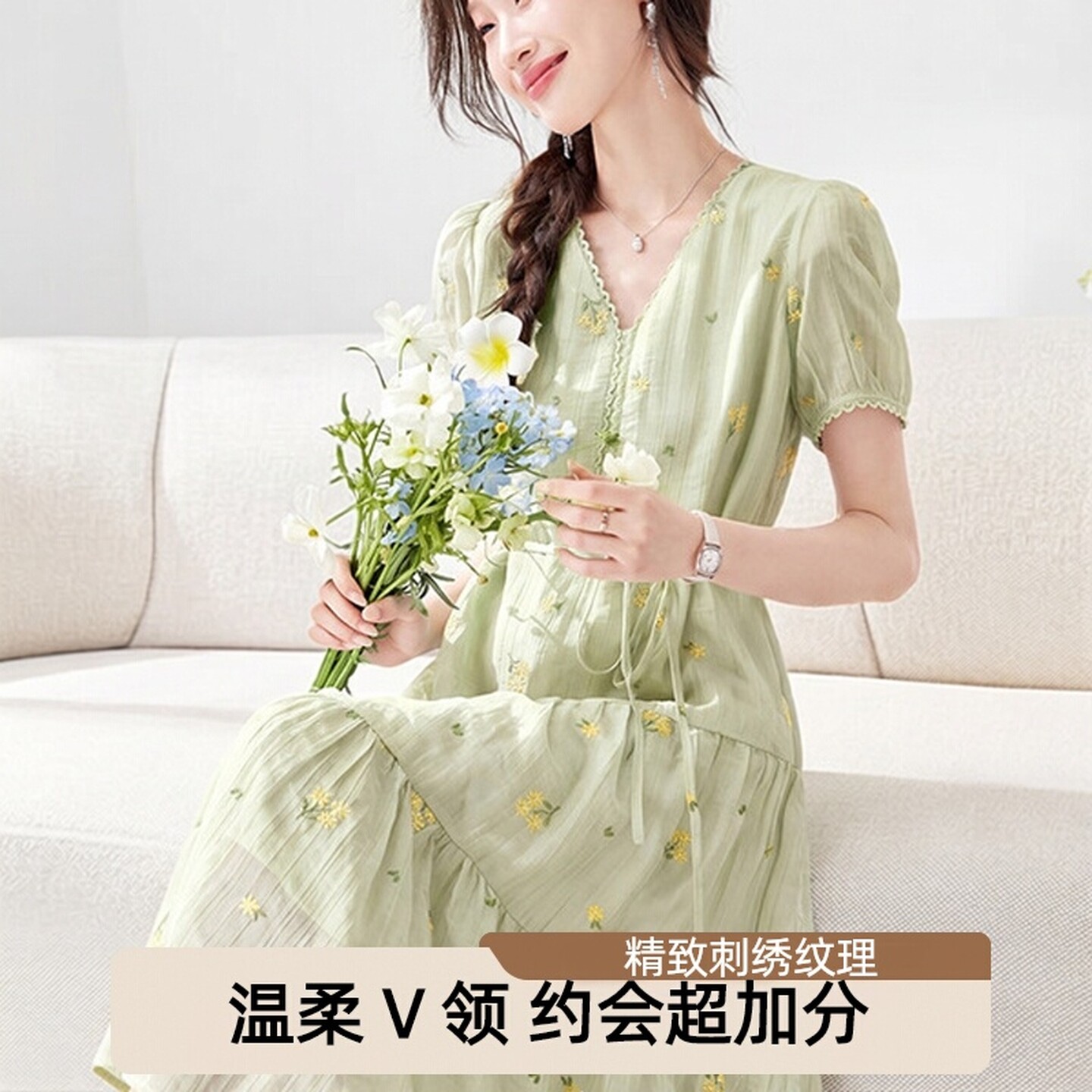 温柔风V领刺绣显瘦A字连衣裙