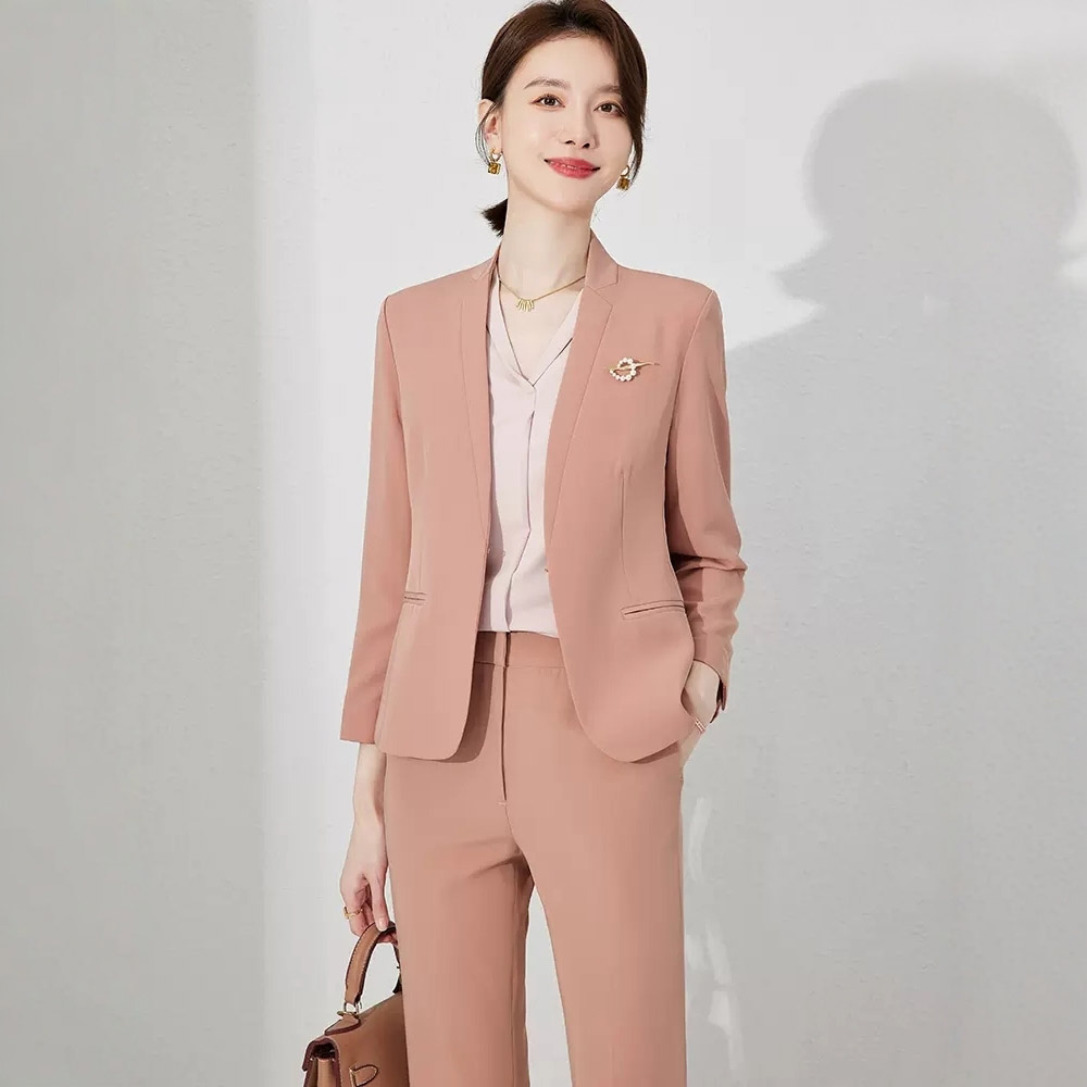 粉色职业西装女主持人英伦风正装