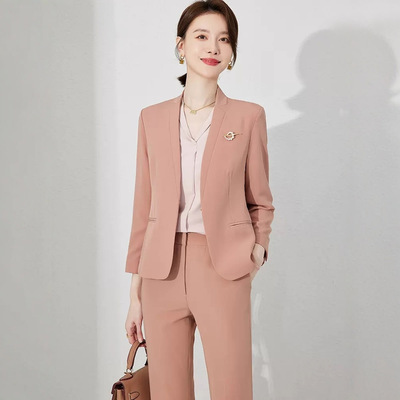 粉色职业西装女主持人英伦风正装