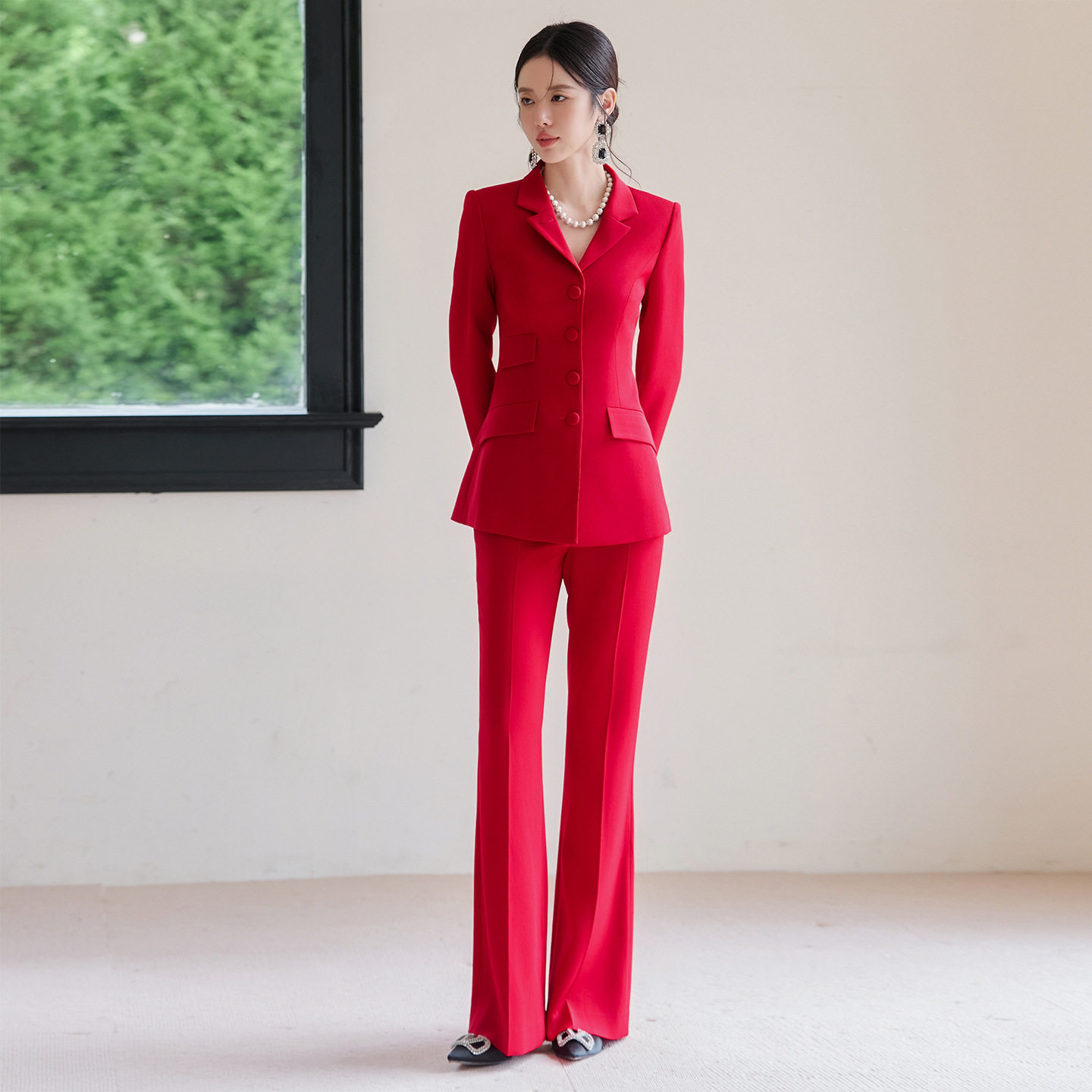 年会新年主持人中国红西装套装女高级感正式场合正装晚宴庆典礼服