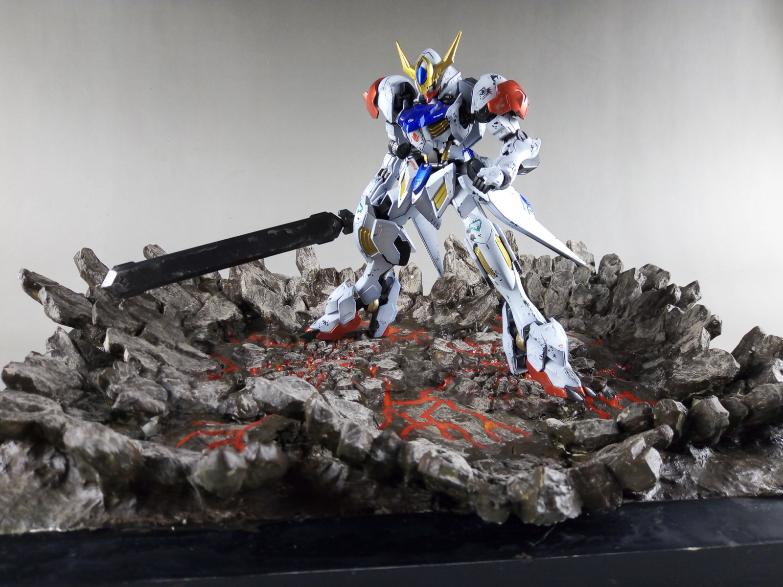 万代hg高达铁血巴巴托斯天狼座成品代工成品战损旧化地台场景制