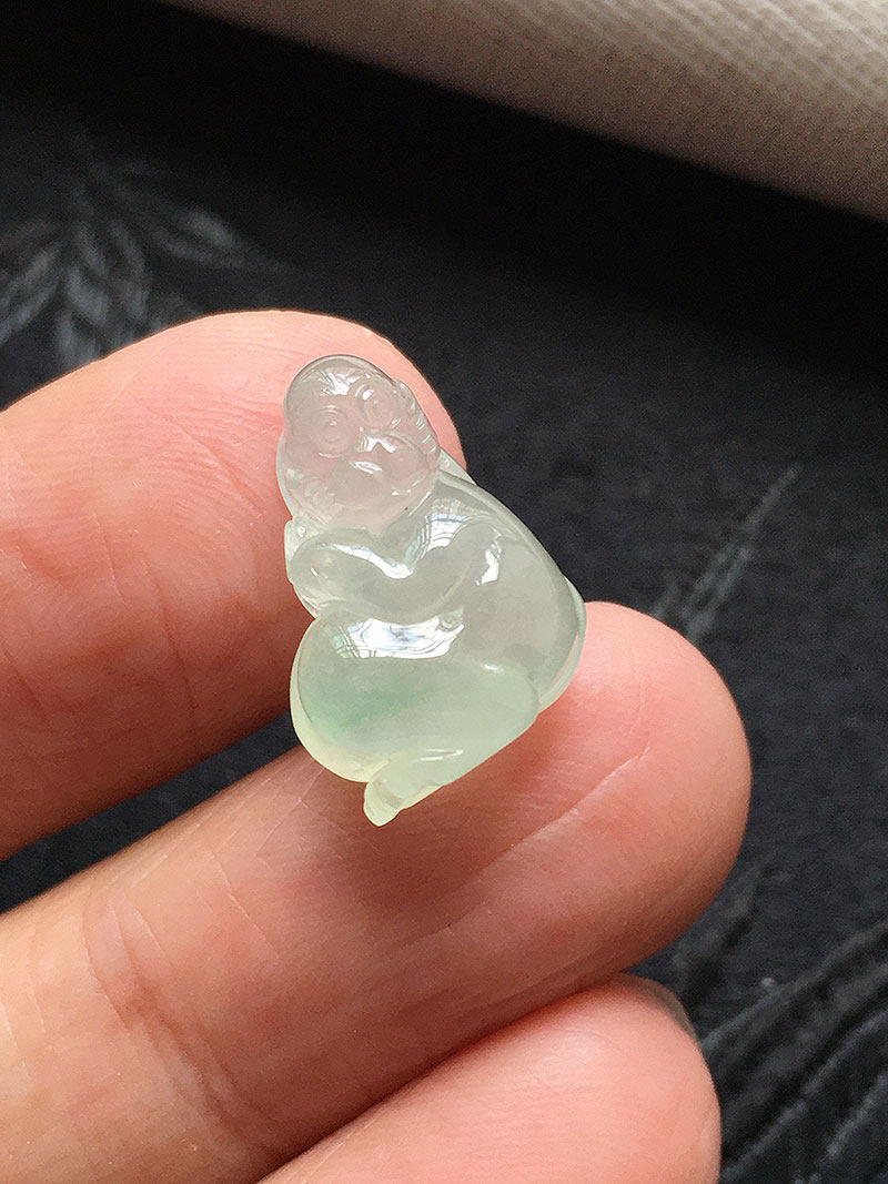 缅甸翡翠冰种浅绿色生肖猴子吊坠老种a货冰透水润立体玉属相灵猴使用感如何?