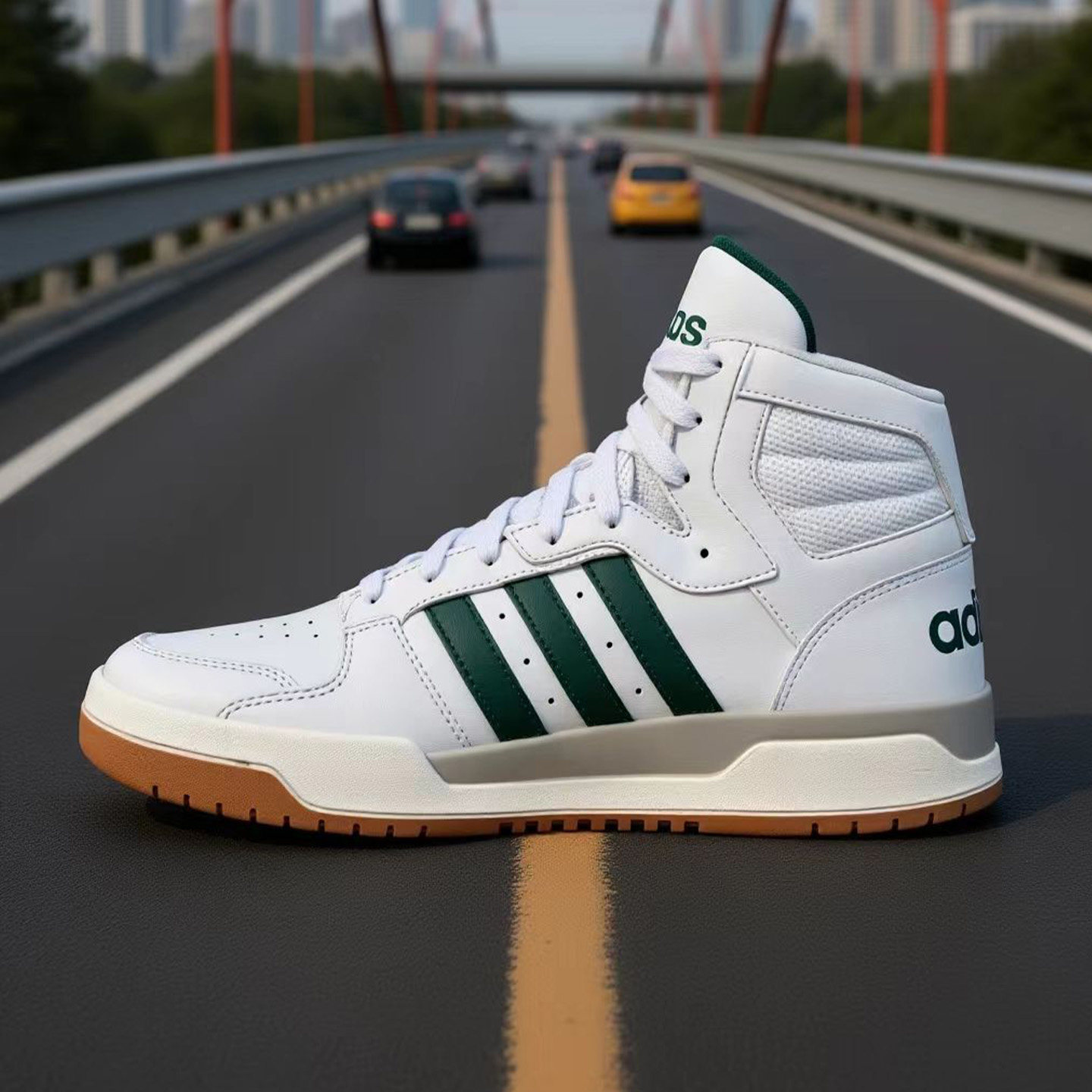 阿迪高帮耐磨休闲板鞋