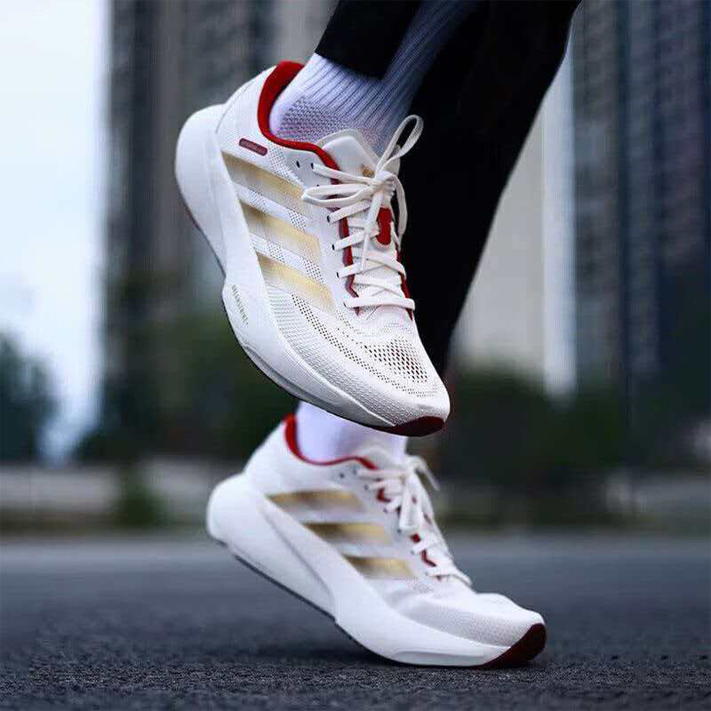 阿迪达斯男女同款舒适百搭跑步鞋图片