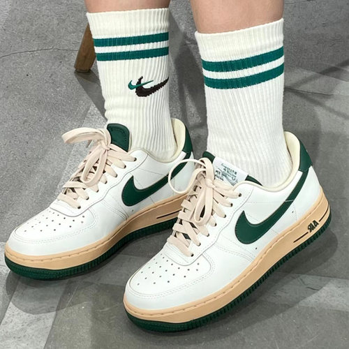 耐克女子AIRFORCE1百搭休闲板鞋