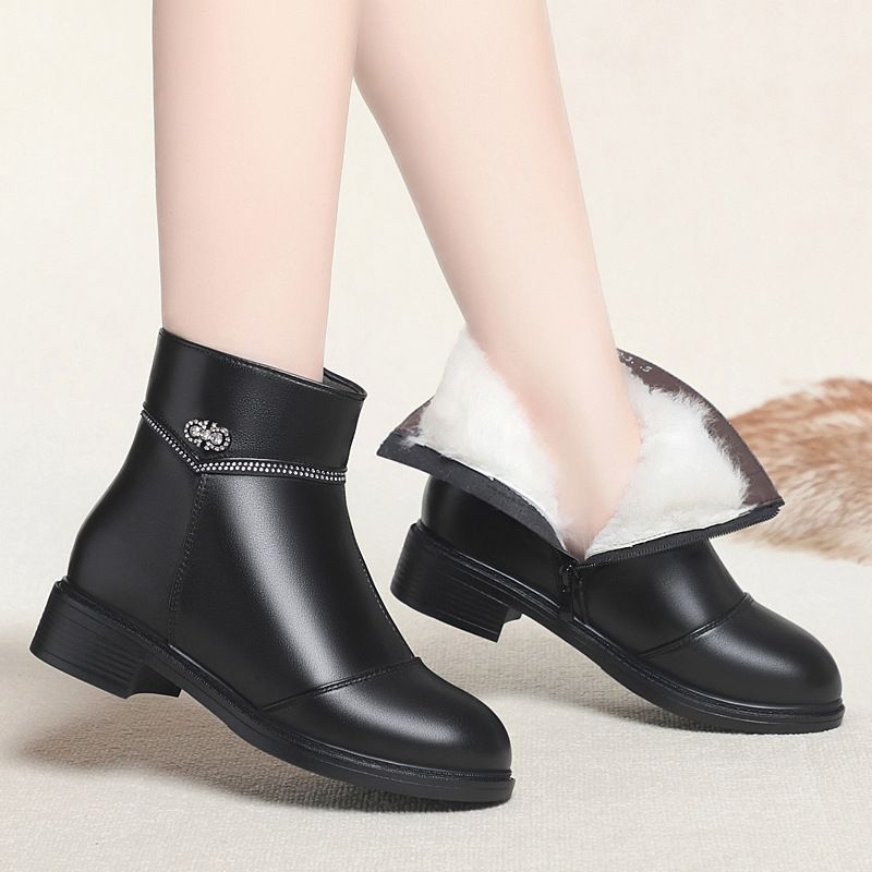 妈妈棉鞋女冬季加厚女士短靴软皮软底低跟防滑中老年羊毛皮鞋