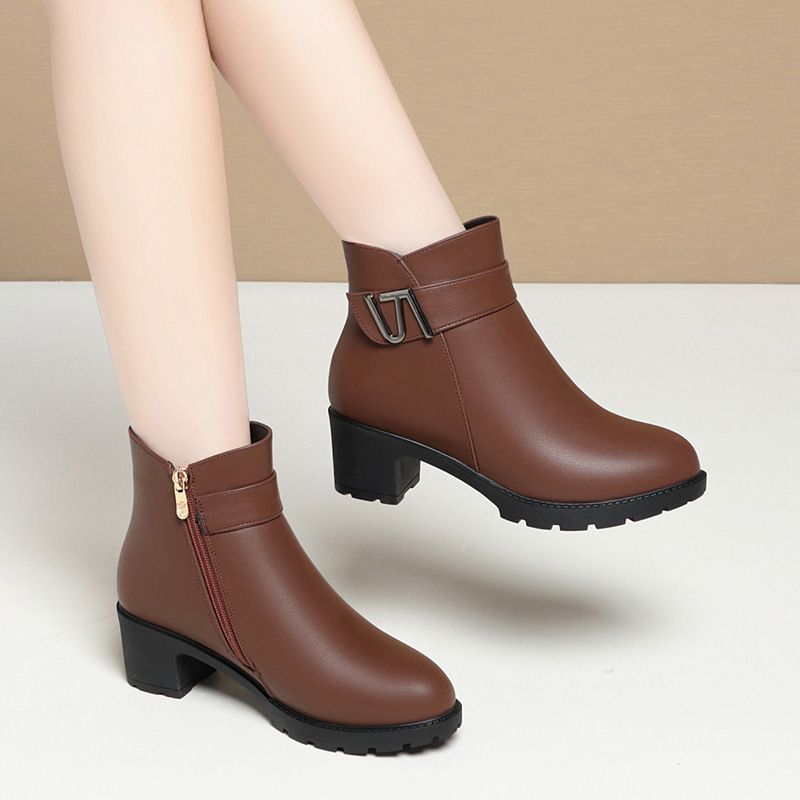 秋冬款妈妈鞋子新款软底短靴中老年女鞋皮鞋舒适时装靴子棉鞋