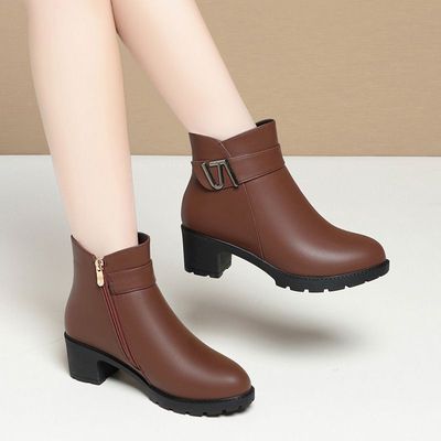 秋冬款妈妈鞋子新款软底短靴中老年女鞋皮鞋舒适时装靴子棉鞋