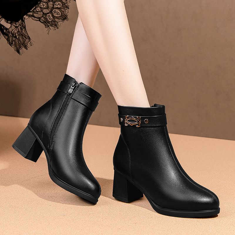 2021年冬季妈妈鞋软皮软底短靴马丁靴粗跟女靴子中老年皮棉鞋