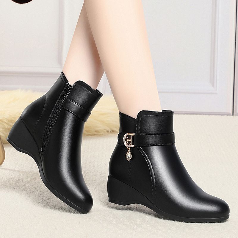 平底妈妈鞋棉鞋2025新款秋冬短靴子中老年女鞋皮鞋保暖马丁靴