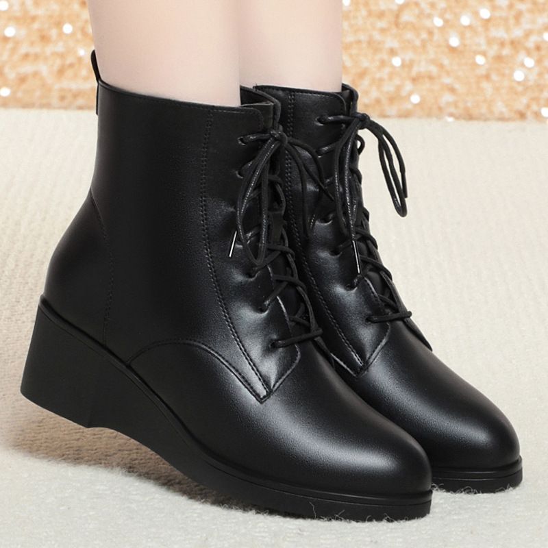 坡跟靴子女2025新款秋冬款皮鞋马丁靴黑色工作靴妈妈鞋子短靴