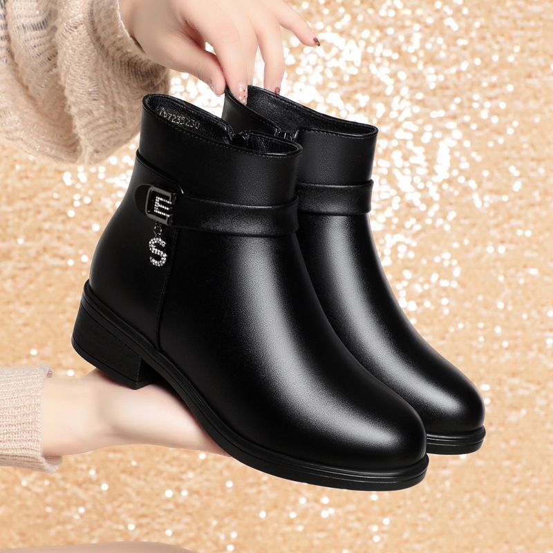 简约高级女鞋妈妈鞋子冬季短靴软底女士皮鞋中老年保暖棉鞋