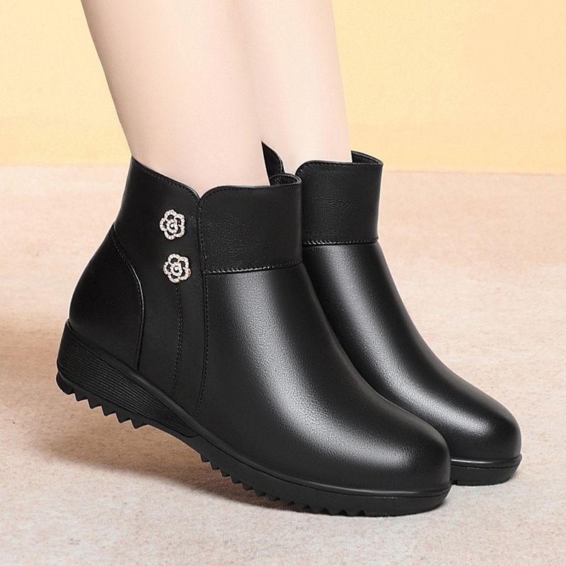 妈妈棉鞋女冬加厚软皮短靴软底中年中老年人羊毛皮鞋大码女鞋