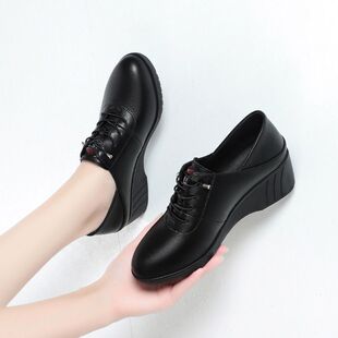闰月妈妈鞋皮鞋春夏款2026新款软皮软底中老年女鞋舒适坡跟女单鞋