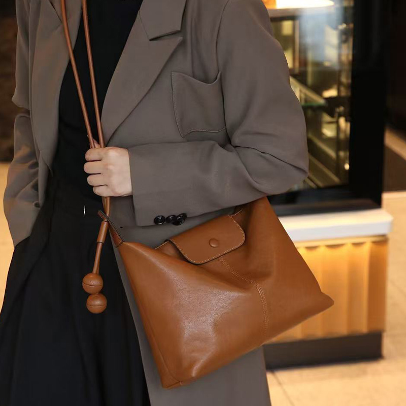 真皮大容量宽肩带单肩包女