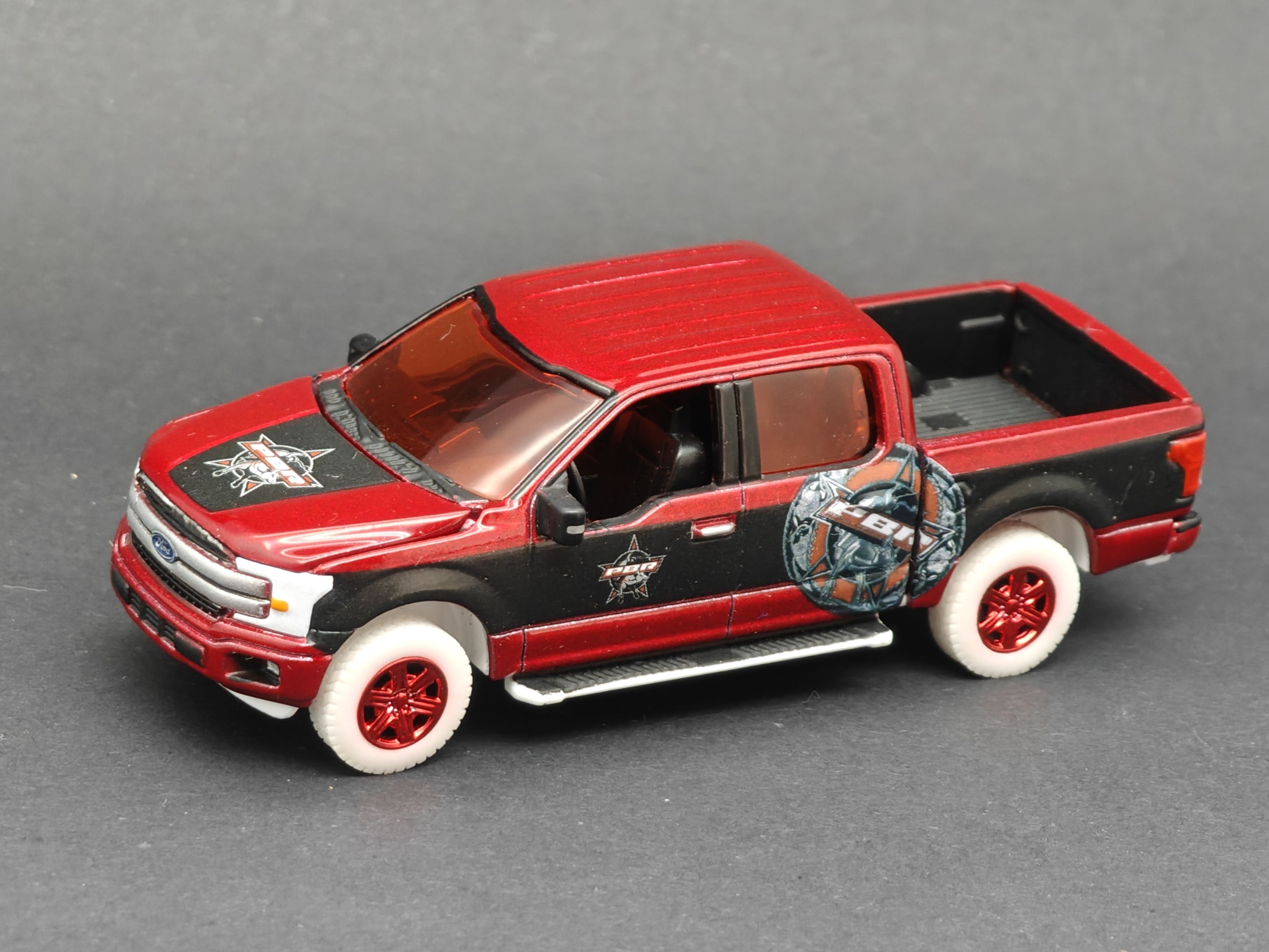 1/64-051 autoworld 2019年款福特F-150皮卡PBR版Ultra Red
