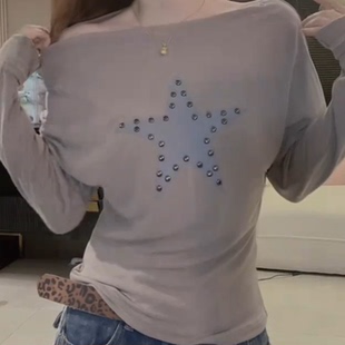 斜肩一字领长袖T恤 星星铆钉印花辣妹修身显瘦小众设计感百搭上衣