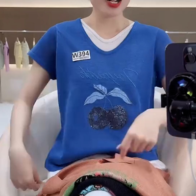 多巴胺风蓝印花V领假两件T恤女