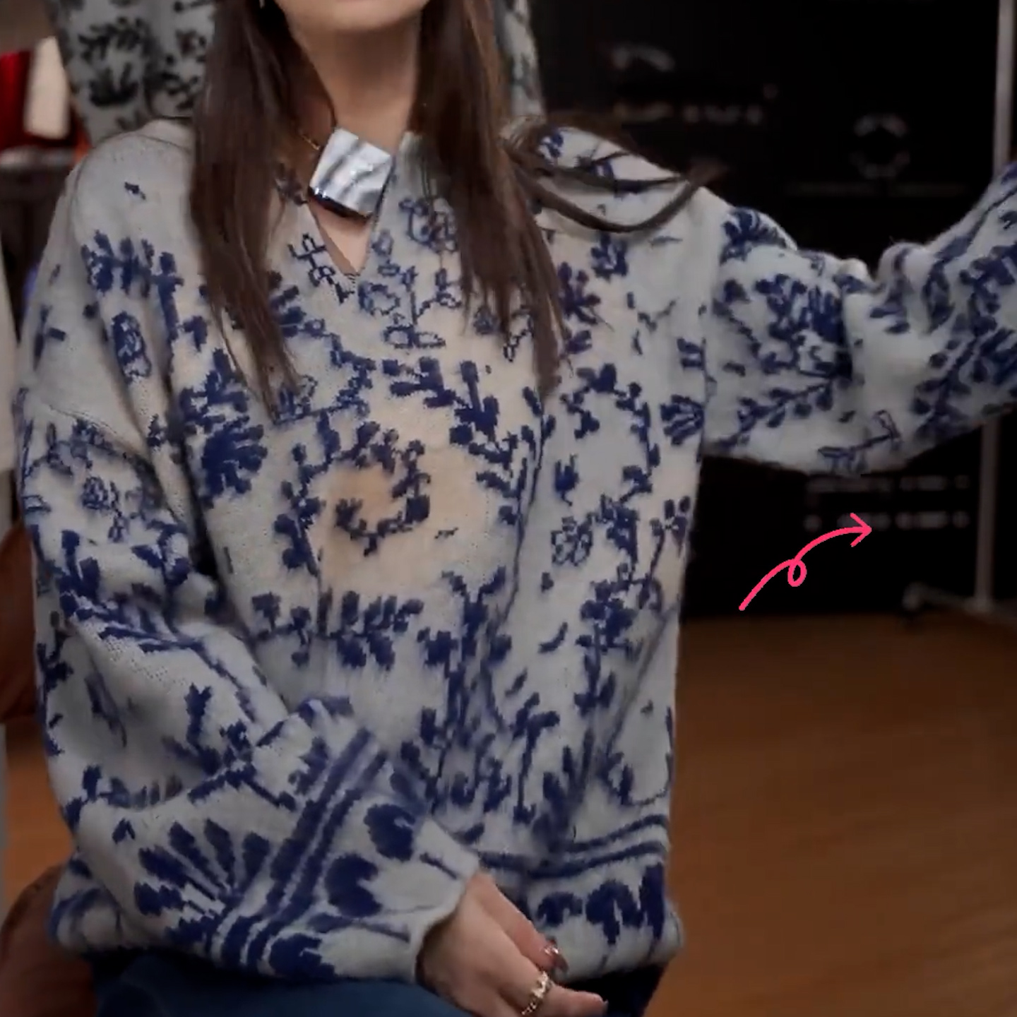 针织V领重工提花毛衣气质轻奢