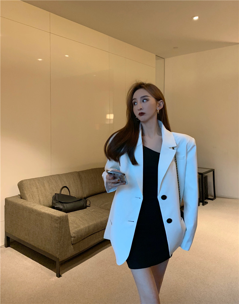 You can wear simple and loose suit coat + oblique shoulder solid color dress in four seasons