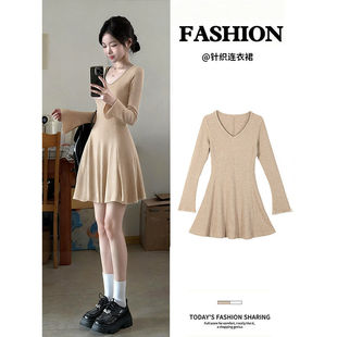 大衣内搭巨好看打底短款 卡其色针织洋装 短款 长袖 短裙子 女秋冬季
