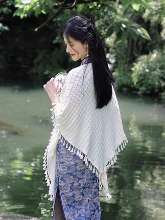 旗袍披肩外搭女2026新款搭配裙子流苏披风米白色百搭针织夏季薄款