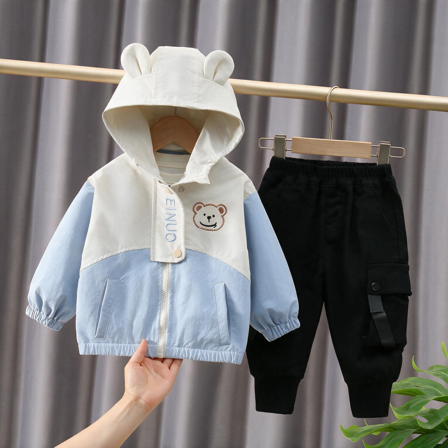 男童小熊外套裤子两件套