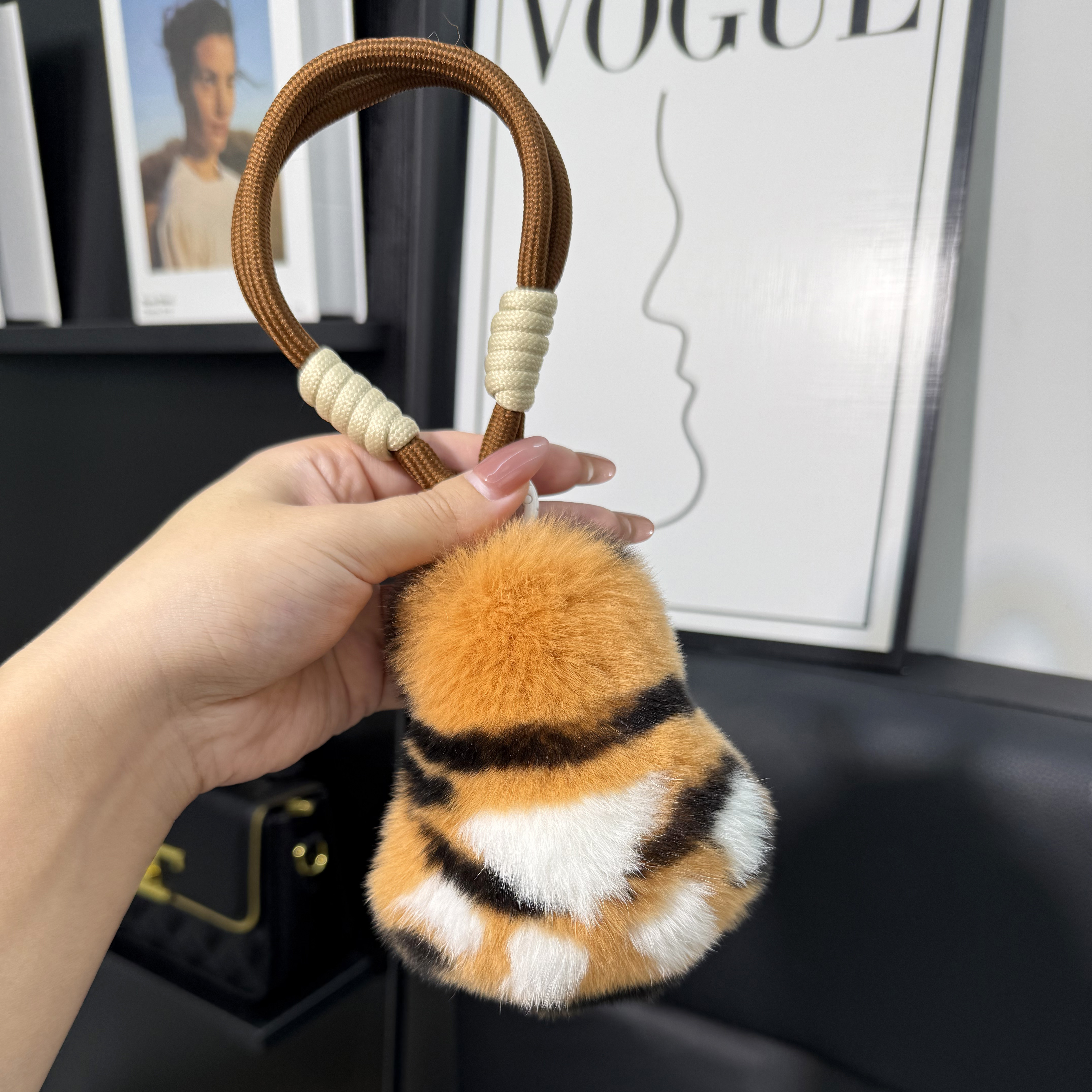 真獭兔毛可爱虎纹爪爪毛绒包挂件