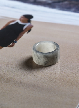 14号戒指 新疆和田玉青花籽料 籽玉宽条直切款方口指环 扳指 9111