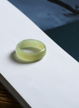 24号戒指 新疆和田玉青黄口大尺码泥鳅背素圈指环 2890