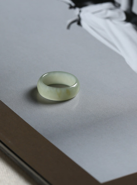 7号戒指 新疆和田玉青白糖青泥鳅背圆弧素圈指环 9165