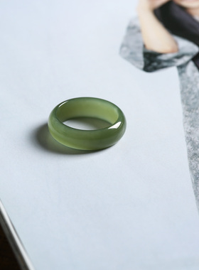 23号戒指 新疆和田玉青黄口泥鳅背圆弧大尺码素圈指环 9446