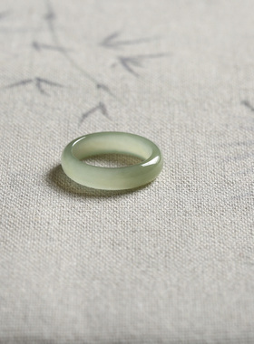 11号戒指 和田玉晴水青白窄条泥鳅背圆弧素圈指环 8379