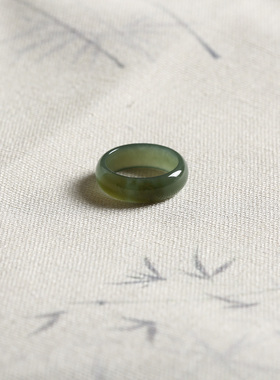 10号戒指 新疆和田玉糖料糖青玉泥鳅背圆弧素圈指环 3006