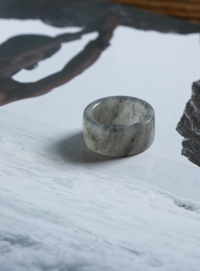 14号戒指 新疆和田玉青花籽料 籽玉宽条直切款方口指环 9110