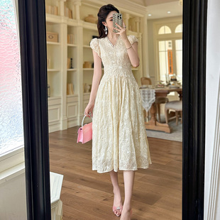 2026夏新款法式甜美V领泡泡袖蕾丝收腰连衣裙优雅气质女装温柔风