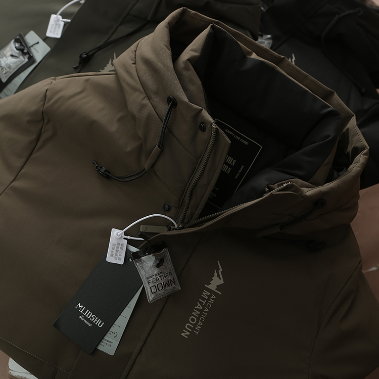 时尚百搭高级感连帽羽绒服