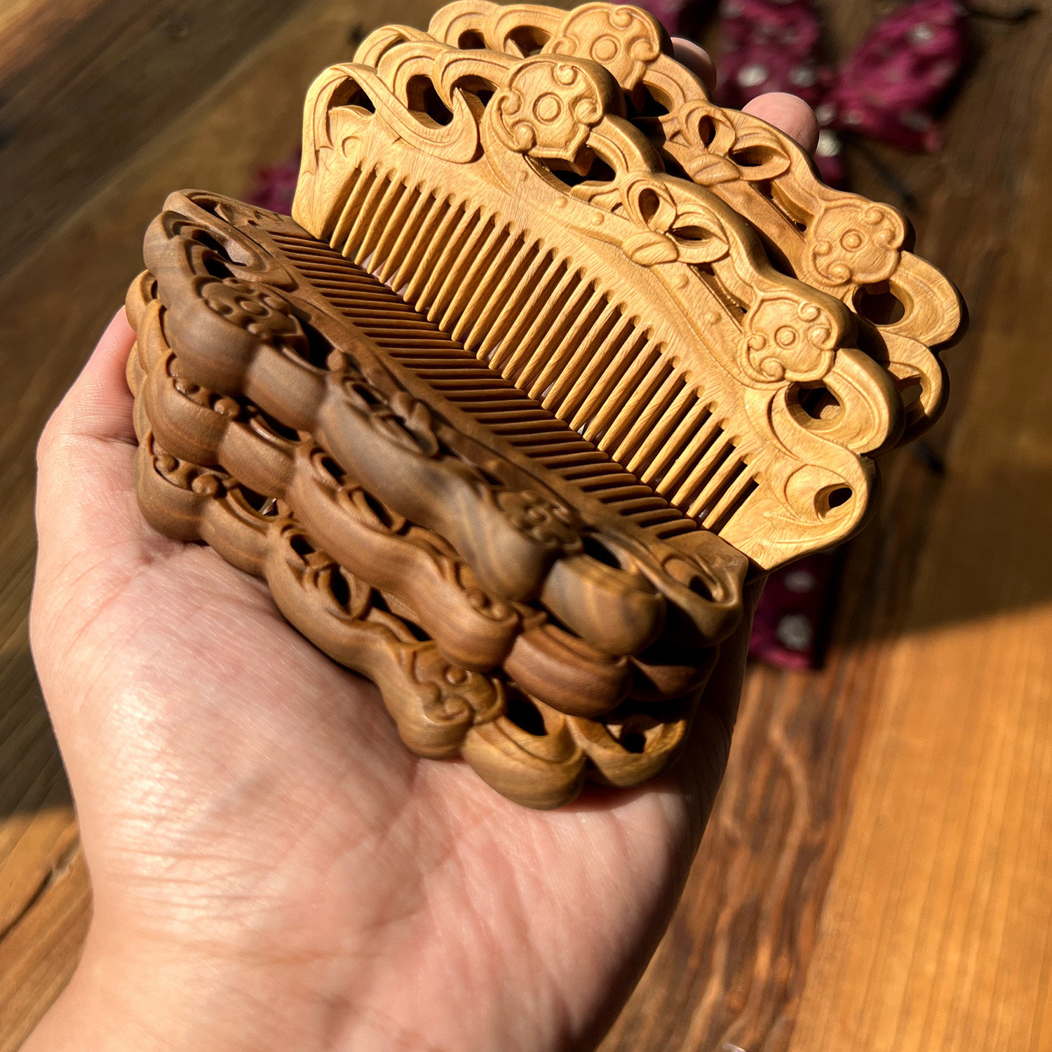 精心选材百年绿檀木雕如意梳子