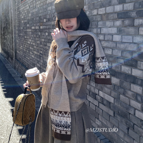 MZI STUDIO-复古费尔岛钮扣圆领软糯百搭温柔毛衣(配围巾)A80328#