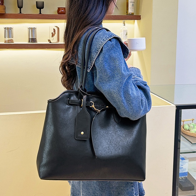 高级感软皮大容量托特包腋下包女2024新款时尚复古锁扣单肩大包潮