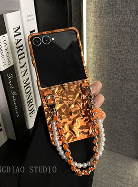 轻调 小众设计电镀褶皱橙色珍珠山茶花手提链适用于三星zflip7/6/5/4GalaxyW25Flip手机壳新款折叠屏翻盖防摔