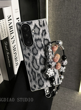轻调 ins个性欧美银边皮纹灰色豹纹手提链适用于三星zfold7/6/5/Galaxy Z W25/24手机壳新款折叠屏翻盖防摔